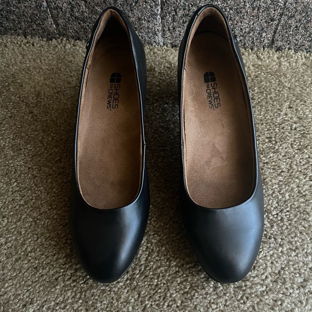 Lightly used Black leather pumps size 8.5